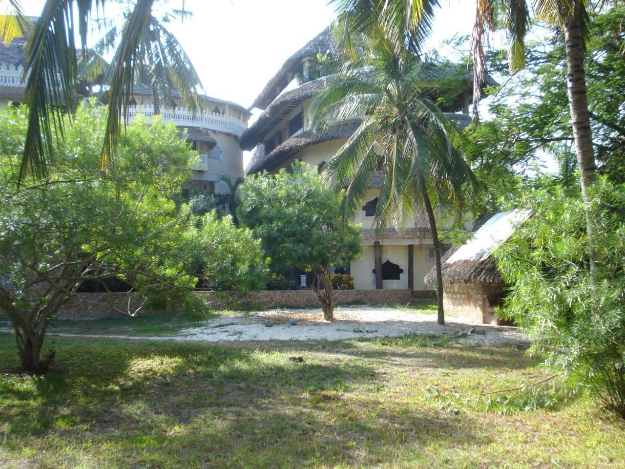 Coconut Village Beach Resort Diani Beach Exteriör bild